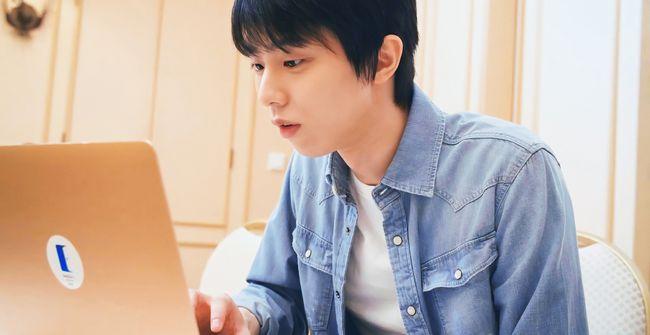 羽生结弦罕见牛仔衬衫造型亮相简直是冻龄的17岁少年