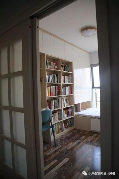 书房的门做了推拉门,里面定制了一个大书柜和一张榻榻米,超强收纳的.