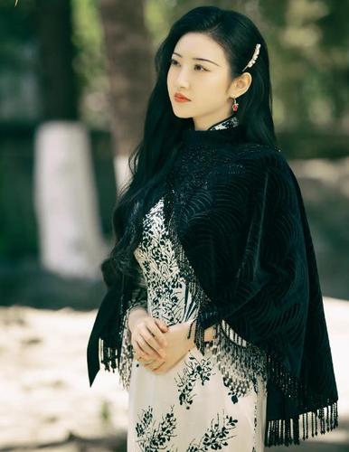 《司腾》播放量连续6天登顶,景甜穿旗袍画柳叶眉,拉回