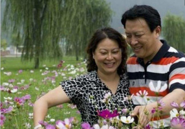 唐国强3次提出离婚,妻子除夕夜自尽要女儿报仇,唐莉怎么做的?