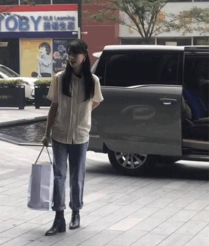 郑爽路人视角照,脸小面颊却肉呼呼,气质很邻家的样子