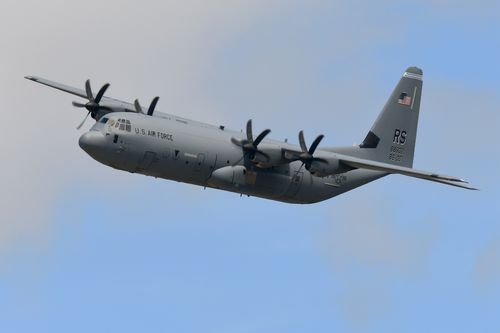 美军主力的中型螺旋桨战术运输机c-130j超低空通场.