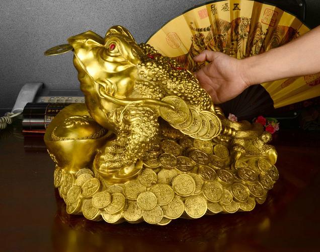 若在那里摆放一些寓意吉祥的招财物件,例如放花瓶,珍玩,财神,元宝