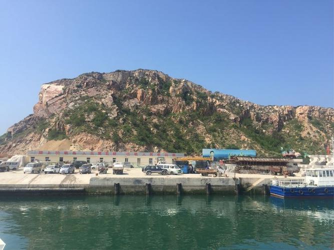 客轮在砣矶岛靠岸北隍城港在渔家乐吃过午饭,睡了午觉,大家被送到附近