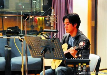 王力宏自曝帅气排练照 弹吉他讨论新专辑(图)