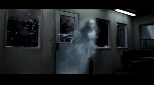 《黑色地板》女孩怪病缠身 电梯通往异域《吸血怪魔》