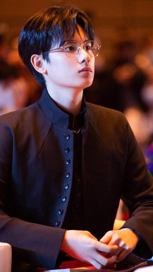 演员胡先煦,童星出道,演技出众,请看帅气少年的写真照