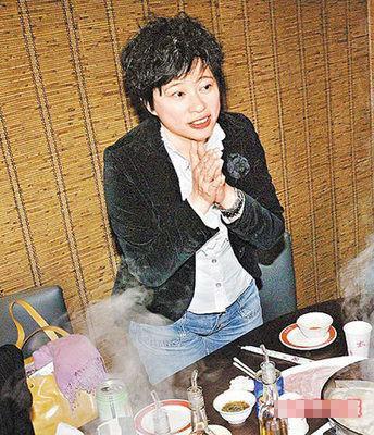 我想看黄家驹《真的爱你》填词者(小美)的照片,不知道