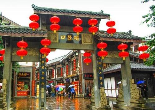 坐拥一江两溪三山四街,尽享入夜后万盏明灯,就来磁器口古镇