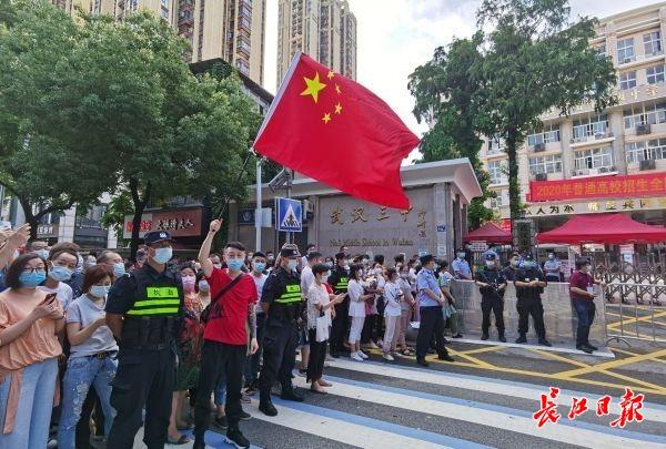 7月8日 ,武汉市晴川高级中学考点门前,来自武汉三中的一名家长高举