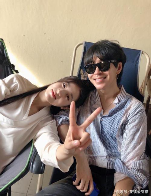 1周雨彤和韩火火合照