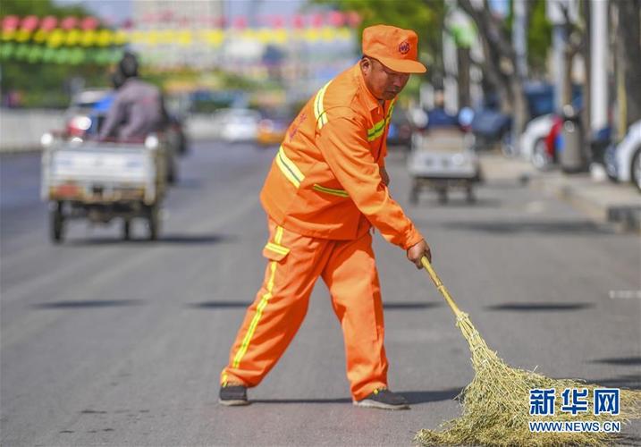 范广义是河北省廊坊市香河县一名普通的环卫工人,十多年来他扎根在