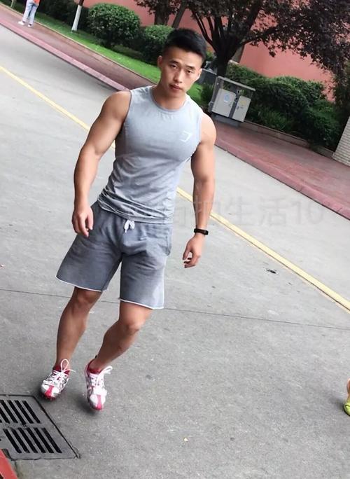 街拍摄影师走进了体校,发现男孩子们个个都是大胸翘臀