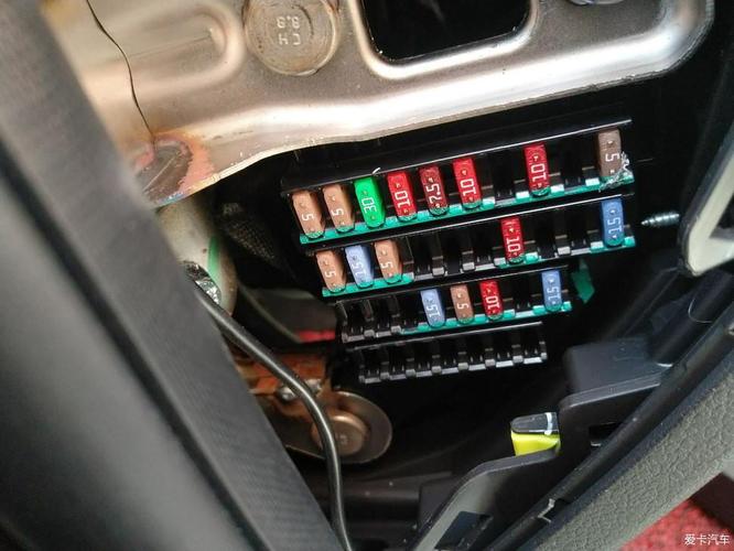 哪位大神帮我标出荣威rx5阅读灯保险