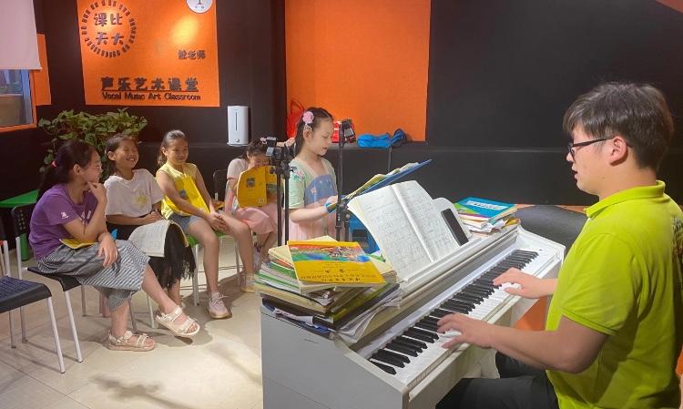 少儿表演培训 少儿播音主持 古筝培训 架子鼓培训 央馨艺术 学习环境