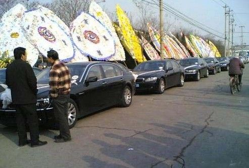 村主任为亡妻出殡70辆车送行 盘点秒杀婚礼的超豪华葬礼