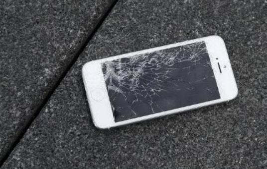 丈母娘生病躺在病床上给老婆打电话拿钱气的老婆把手机都砸了