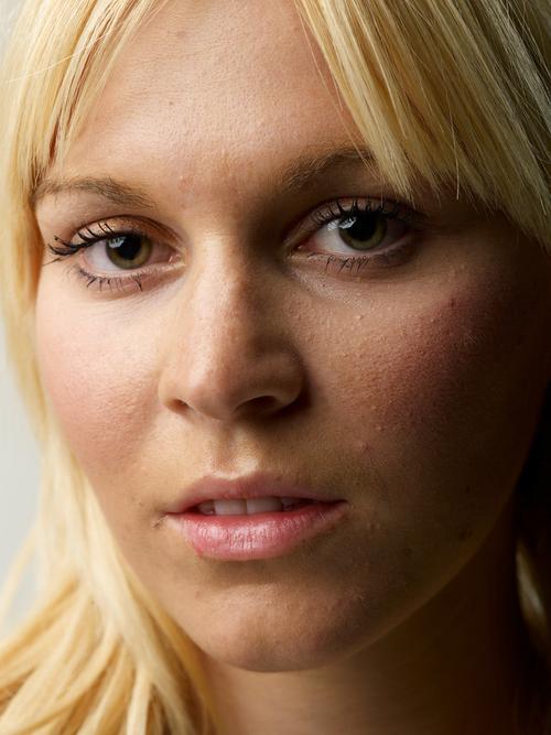          素材图片脸部受光不均匀