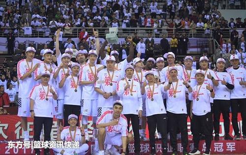 郭艾伦晒两年前夺冠照片,网友:期待辽宁下一个冠军!能