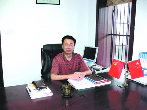 展开全部 李明亮,男,中华人民共和国公民,出生于1958年.