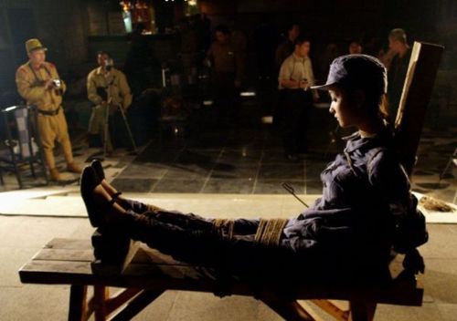 老虎凳看起来普普通通,可只需3块砖就让人无法承受,这