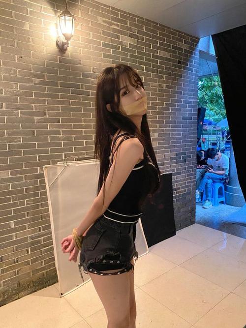 艾比拍暧昧视频,配合男伴身高蹲着拍,穿短裙露出安全裤场面尴尬