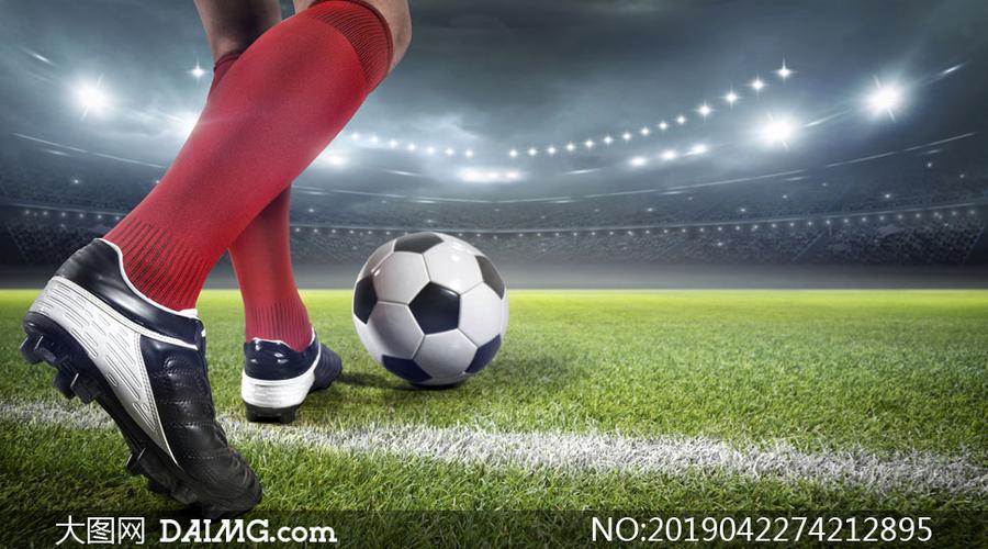 准备开球的足球运动员腿部特写图片