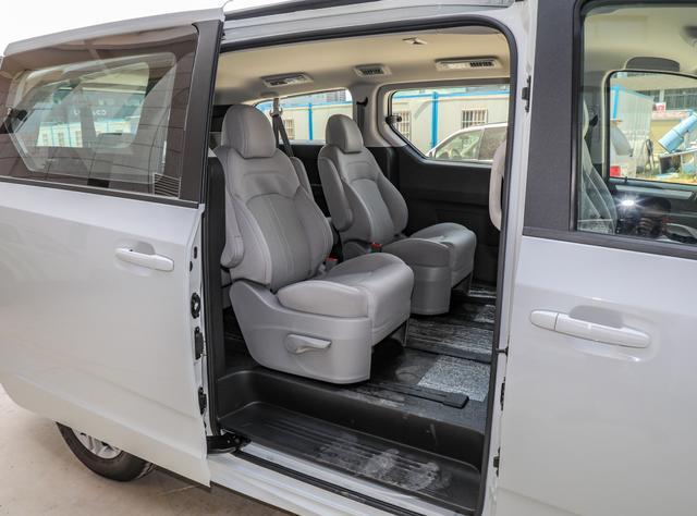 新鲜上市,车长5米1,7/9座任意选,起步224马力,带你看大通g10