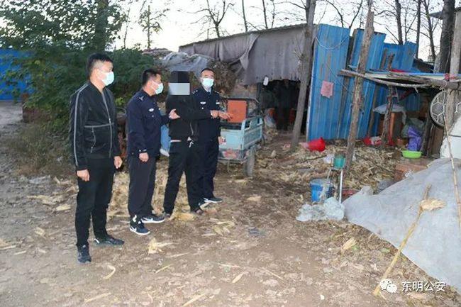 菏泽一犯罪嫌疑人被警方押解公开指认现场