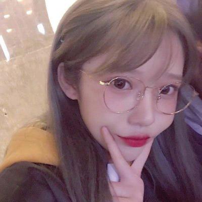 女生戴眼镜框头像