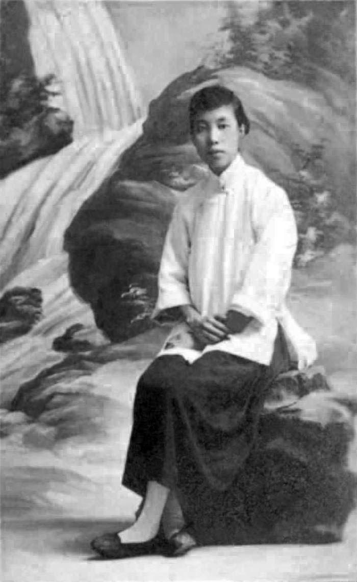 年轻时代的许广平 摄于广州