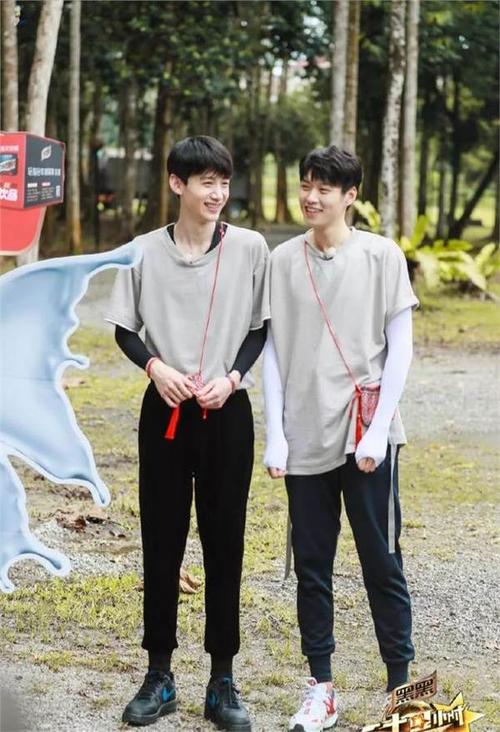 魏大勋和白敬亭两个人在节目上的合照,两个小鲜肉站在一起实在是太