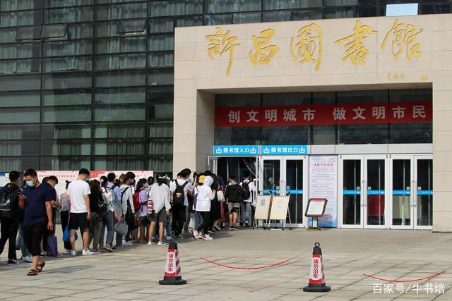 河南许昌炎炎夏日安静凉爽的许昌图书馆成为市民消暑