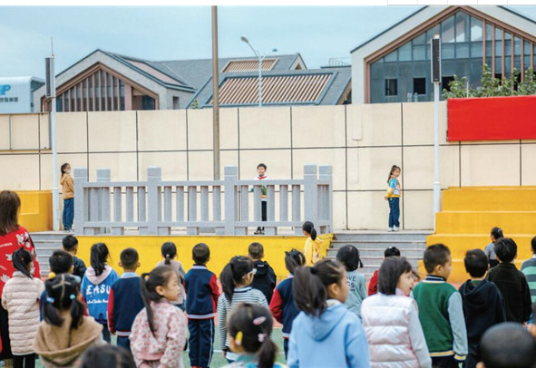 11月16日,记者走进平潭麒麟小学一探究竟."墙角数枝梅