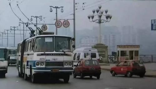 1956年重庆从上海引进无轨电车 从此陪伴重庆人五十多年
