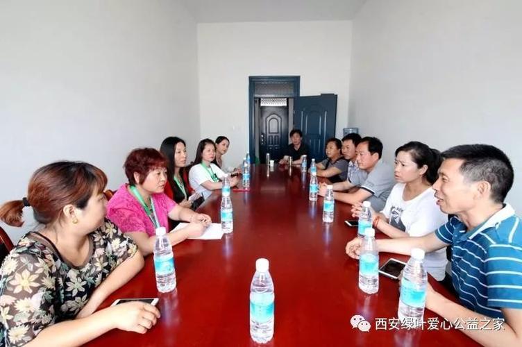 与参加揭牌仪式的富平县齐村镇政府赵伟主任 镇中心学校齐小军校长