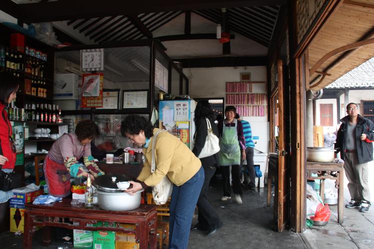 行走枫泾古镇,寻找传统的美食