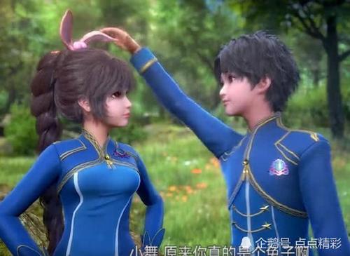 漫画中唐三摸了小舞的耳朵,然后小舞就把三哥给甩出去了.好惨.