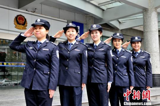 一群巾帼英雄,她们来自不同岗位,从事不同工作,虽为女子亦不让须眉,用