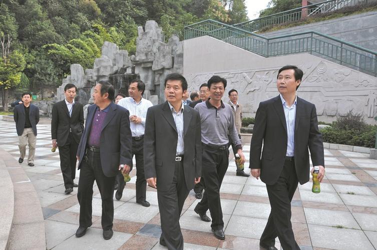 市教育局局长朱华伦(右一)陪同湖北省教育厅副厅长黄俭(前右二)等领导