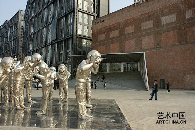 岳敏君个展在今日美术馆开幕