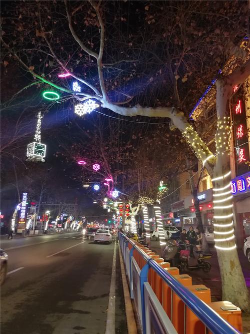 河南汝州:夜景灯光亮起来 火树银花贺新年