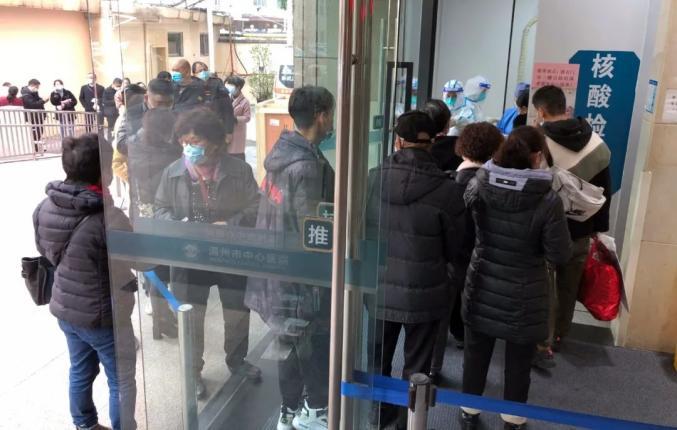 记者来到温医大附二院学院路院区,这里的核酸检测区同样出现了排队