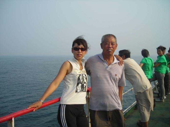 这是倔老头和倔闺女,我们父女俩像不像