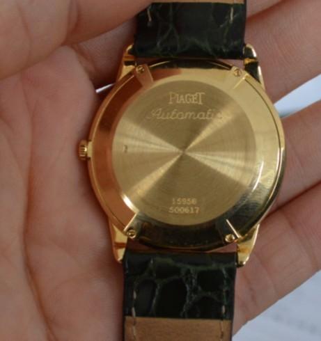伯爵手表,背面印着piaget automatic,在下面点印着两行数字,第一行是