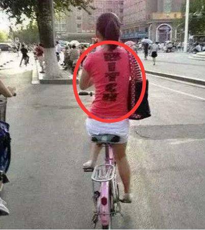 原创搞笑gif趣图:妹子,这镂空的裤子谁设计的?穿上街不怕有人误会?