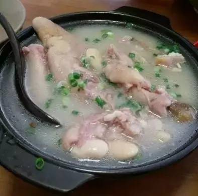 美食 正文  很老的一家蹄花汤店了,位于沙坪坝天星桥中学旁,广受学生