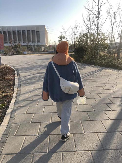 08 版权所有又是背影,又矮又臃肿98但是我很喜欢这件衣服和帽子