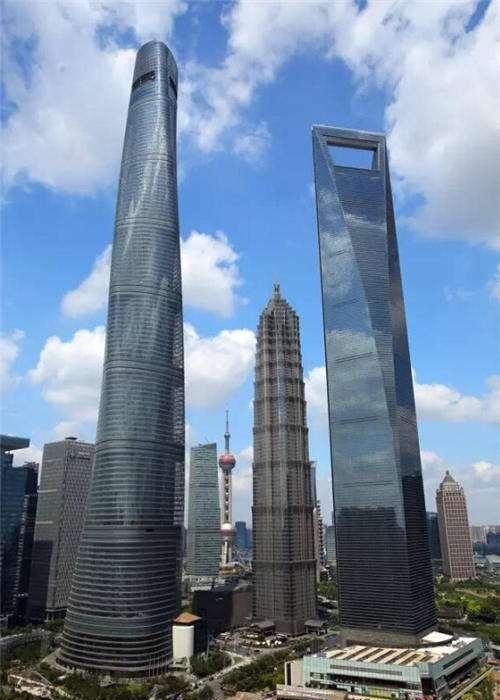 上海中心大厦与金茂大厦,环球金融中心形成品字形的结构, 此地建筑