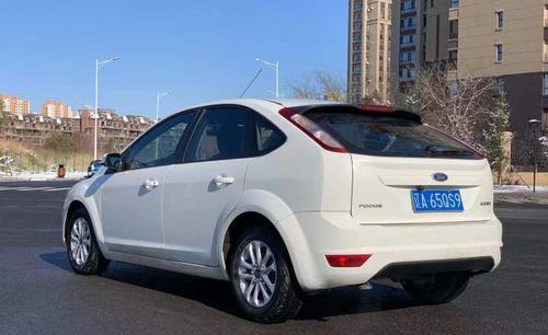 福特 福克斯两厢 2014款 两厢经典 1.8l 自动酷白典藏版